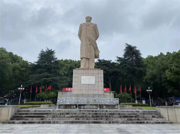 湖南大學(xué)，毛主席雕像